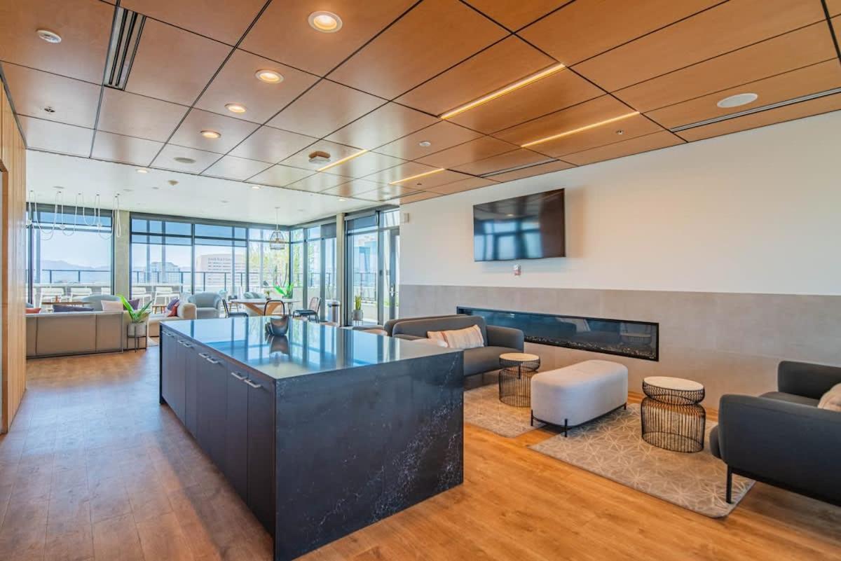 Detailed 2Bd, Highrise Dt, Pool, Gym, Parking, Sleeps 8 Apartment Phoenix Exterior photo