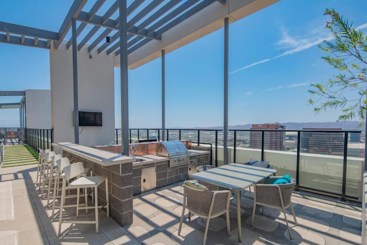 Detailed 2Bd, Highrise Dt, Pool, Gym, Parking, Sleeps 8 Apartment Phoenix Exterior photo