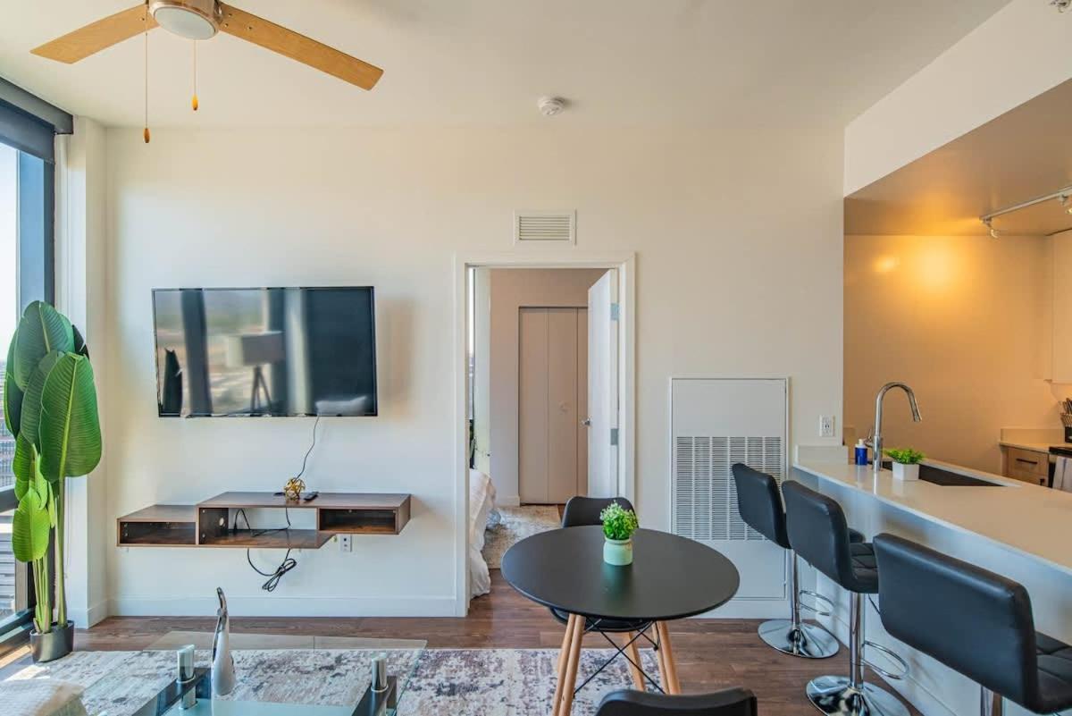 Detailed 2Bd, Highrise Dt, Pool, Gym, Parking, Sleeps 8 Apartment Phoenix Exterior photo